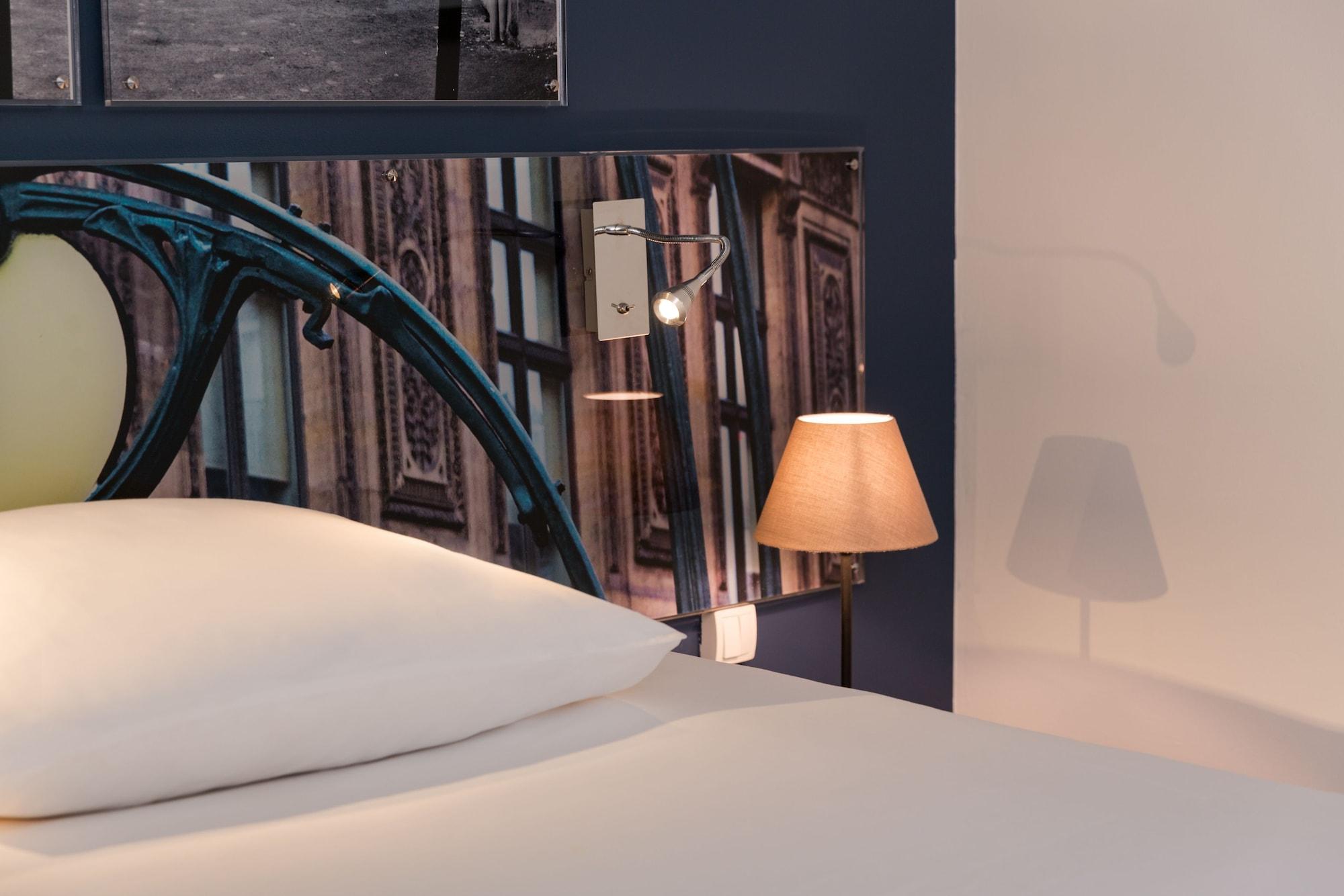 Hotel Le Cardinal Rueil Centre Zewnętrze zdjęcie